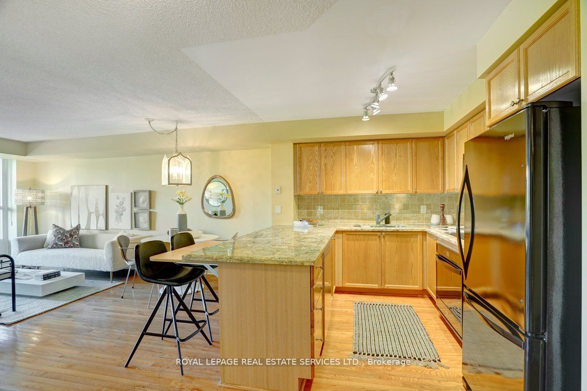245 Davisville Ave, #407