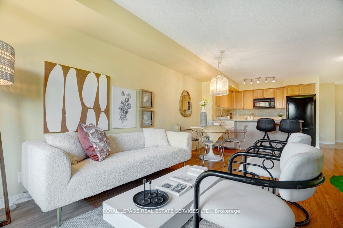 245 Davisville Ave, #407