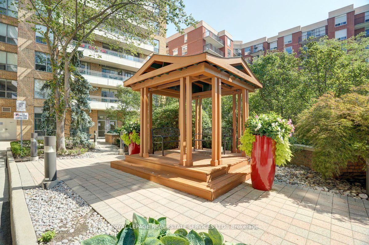 245 Davisville Ave, #407
