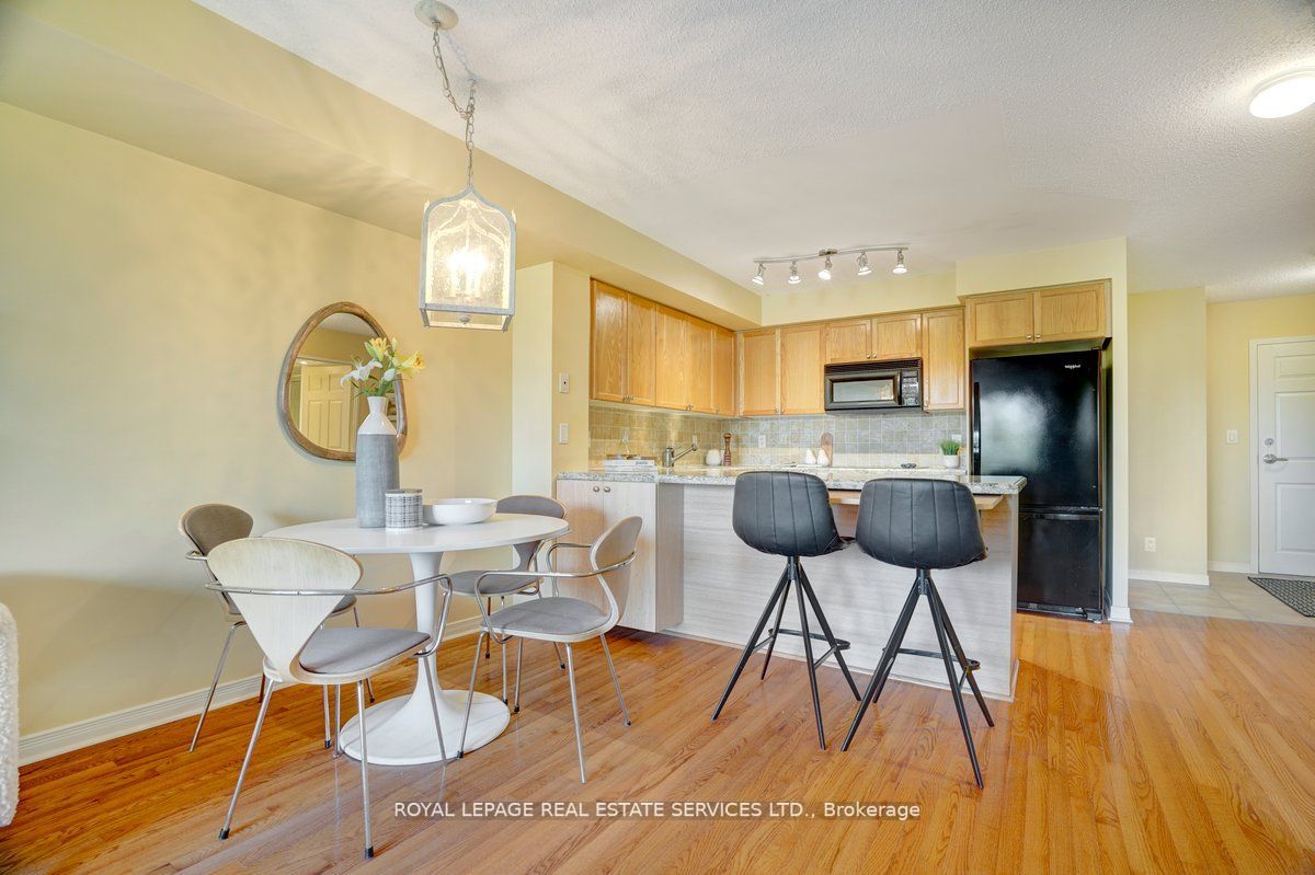 245 Davisville Ave, #407