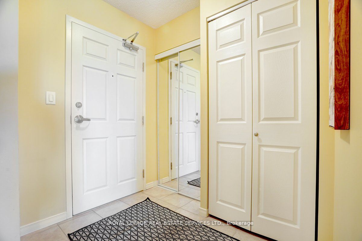 245 Davisville Ave, #407