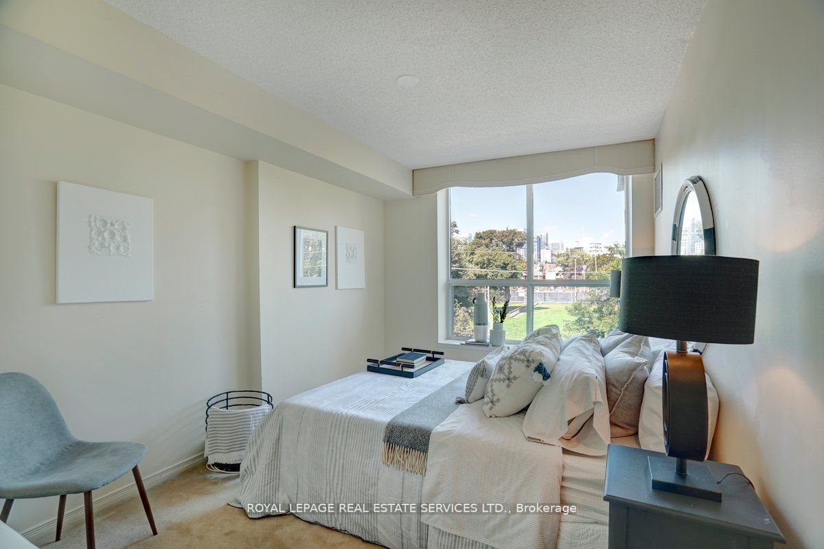 245 Davisville Ave, #407