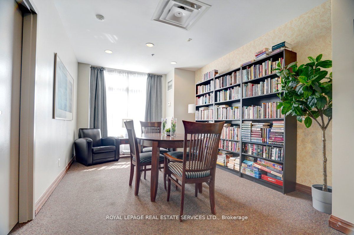 245 Davisville Ave, #407