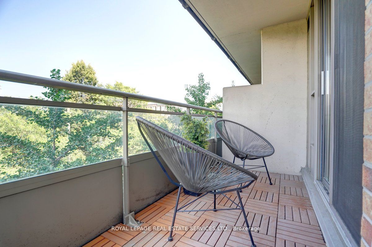 245 Davisville Ave, #407
