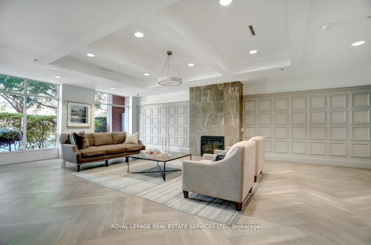 245 Davisville Ave, #407