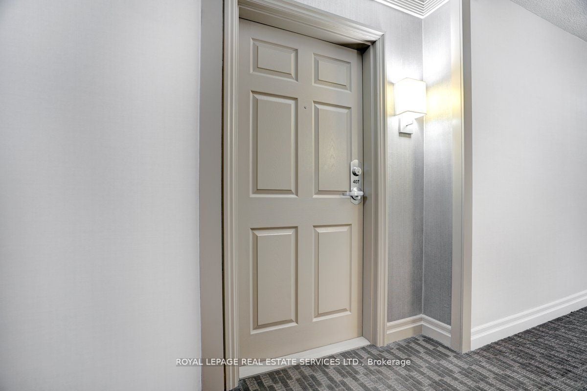 245 Davisville Ave, #407