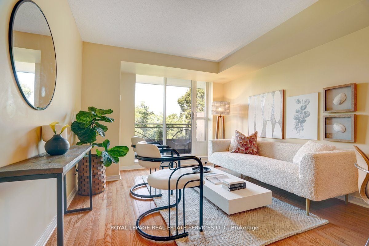 245 Davisville Ave, #407