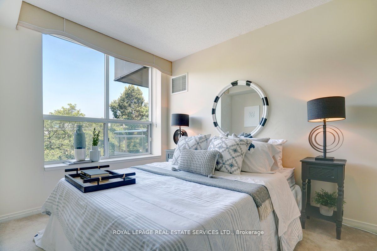245 Davisville Ave, #407
