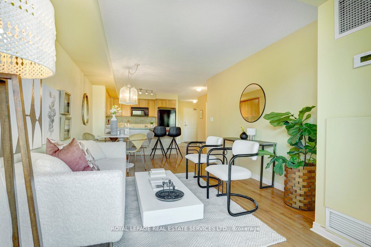 245 Davisville Ave, #407