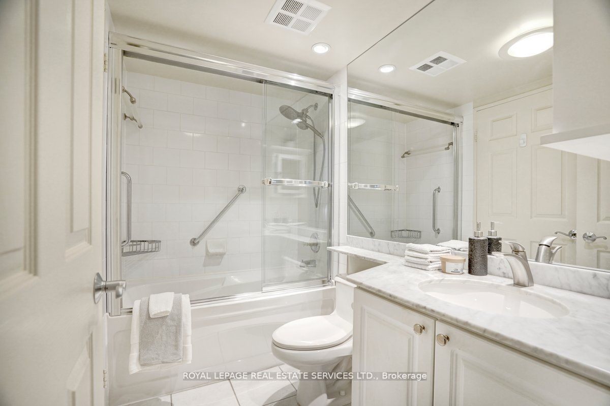 245 Davisville Ave, #407