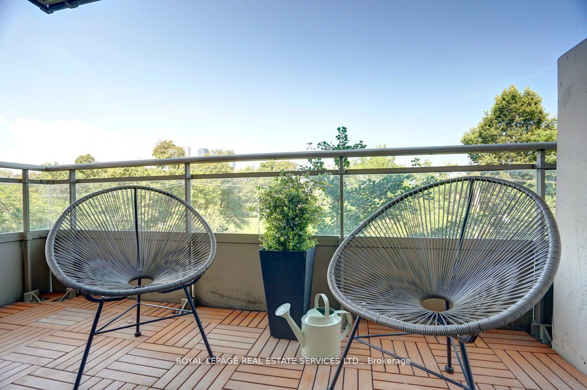 245 Davisville Ave, #407