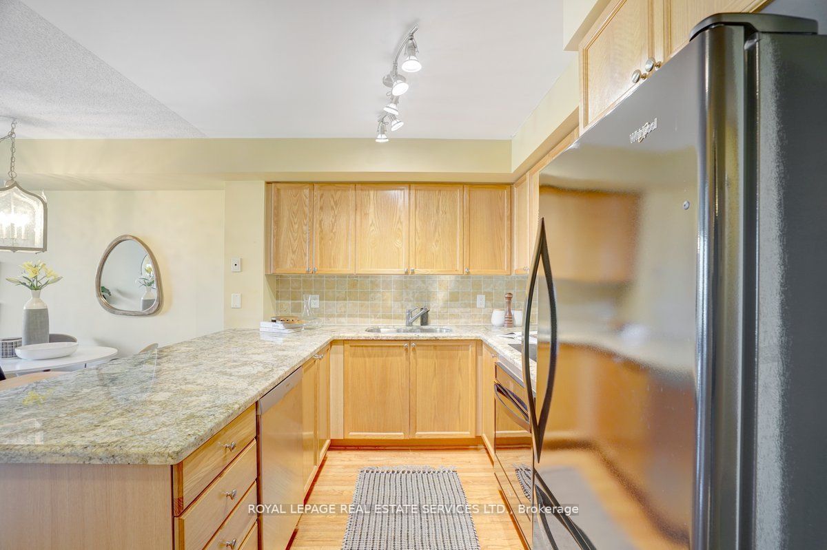 245 Davisville Ave, #407