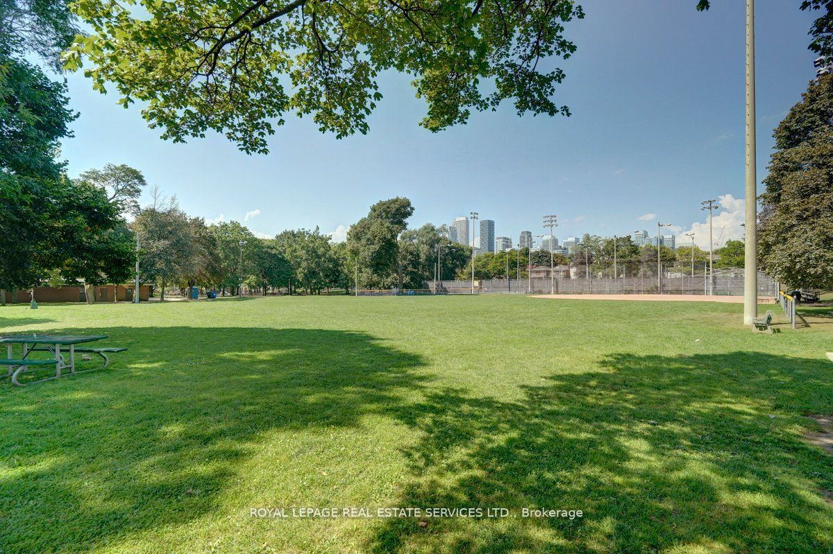 245 Davisville Ave, #407