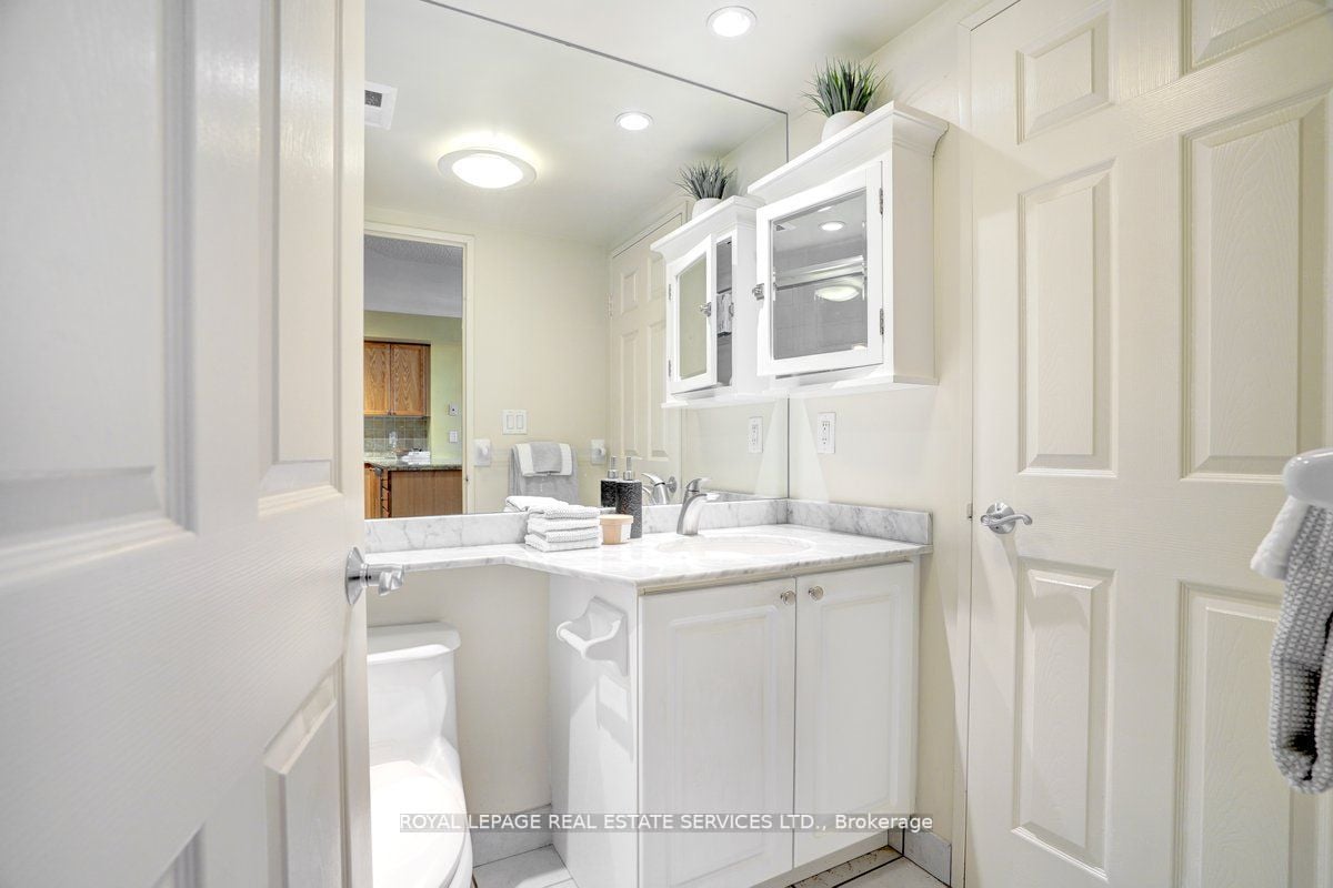 245 Davisville Ave, #407
