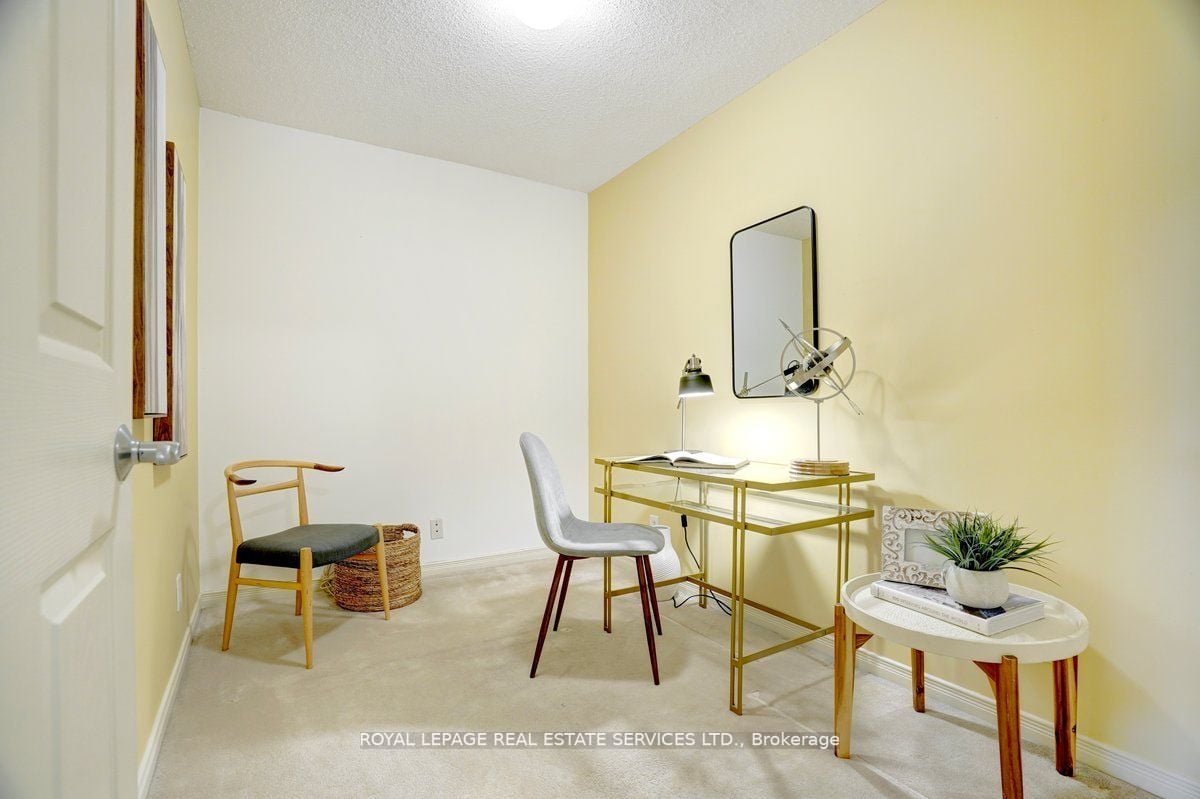 245 Davisville Ave, #407