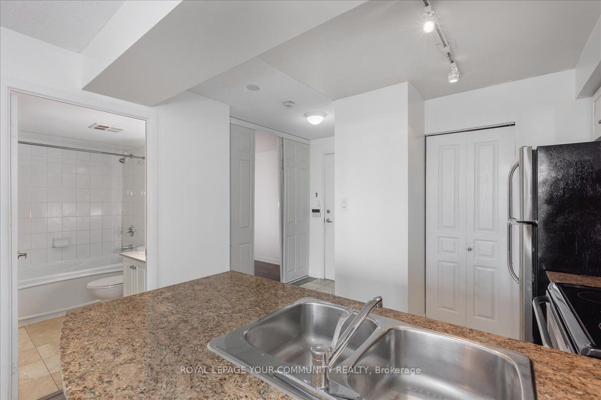 323 Richmond St E, #819