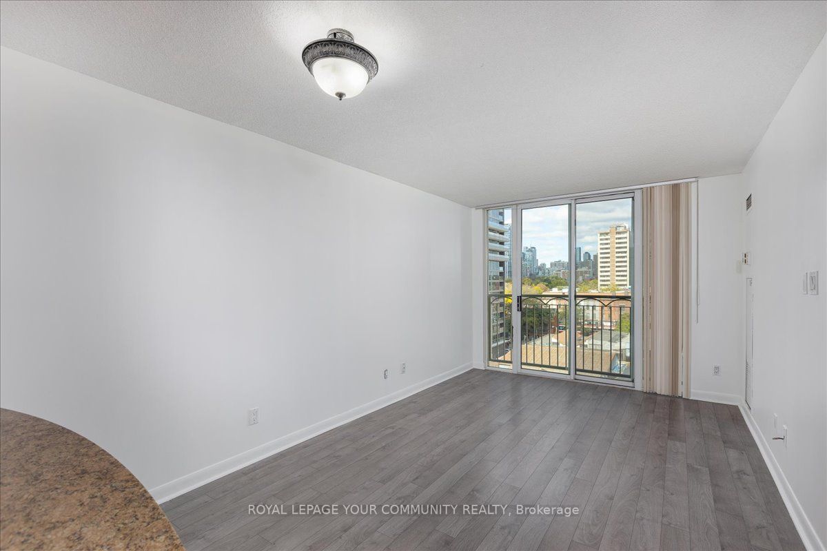 323 Richmond St E, #819