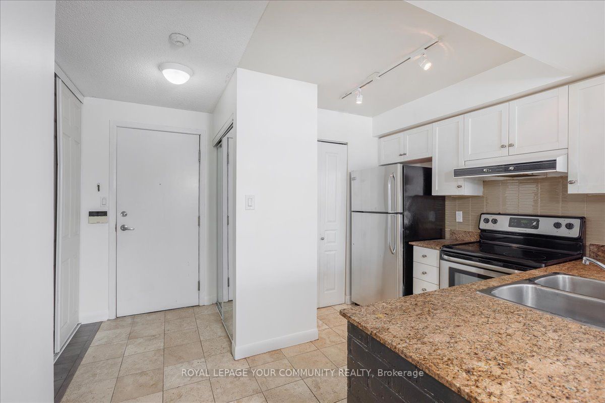 323 Richmond St E, #819