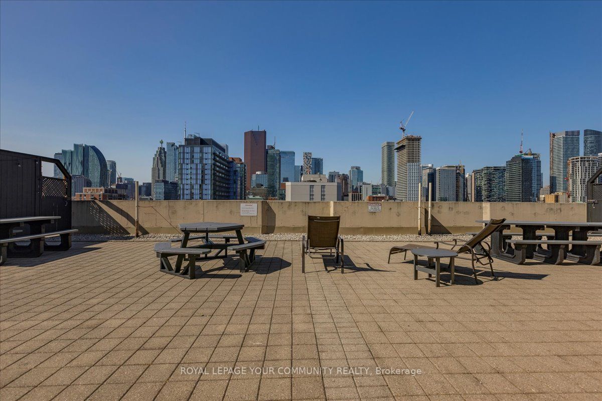 323 Richmond St E, #819