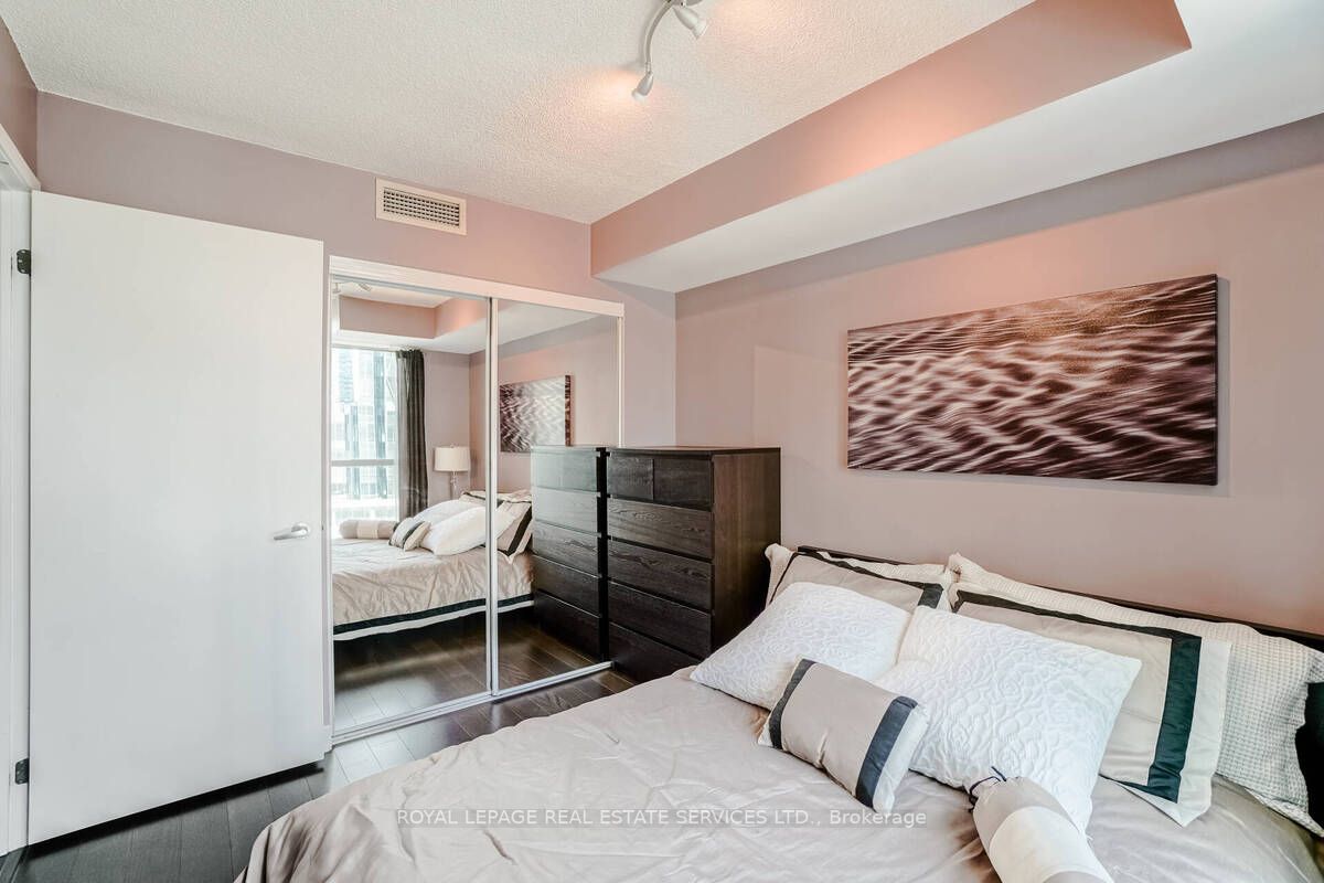 12 Yonge St, #1311