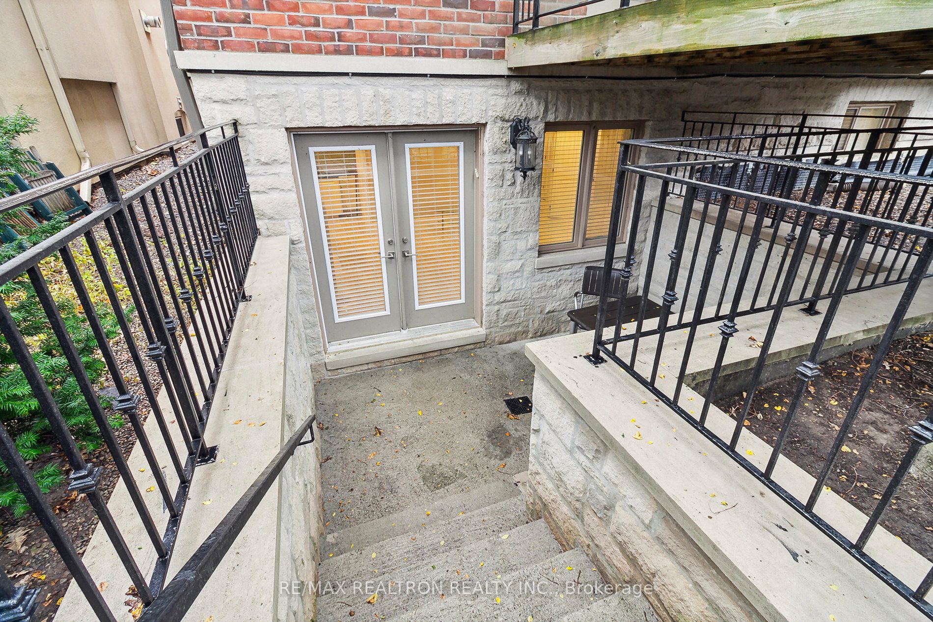 592 Deloraine Ave