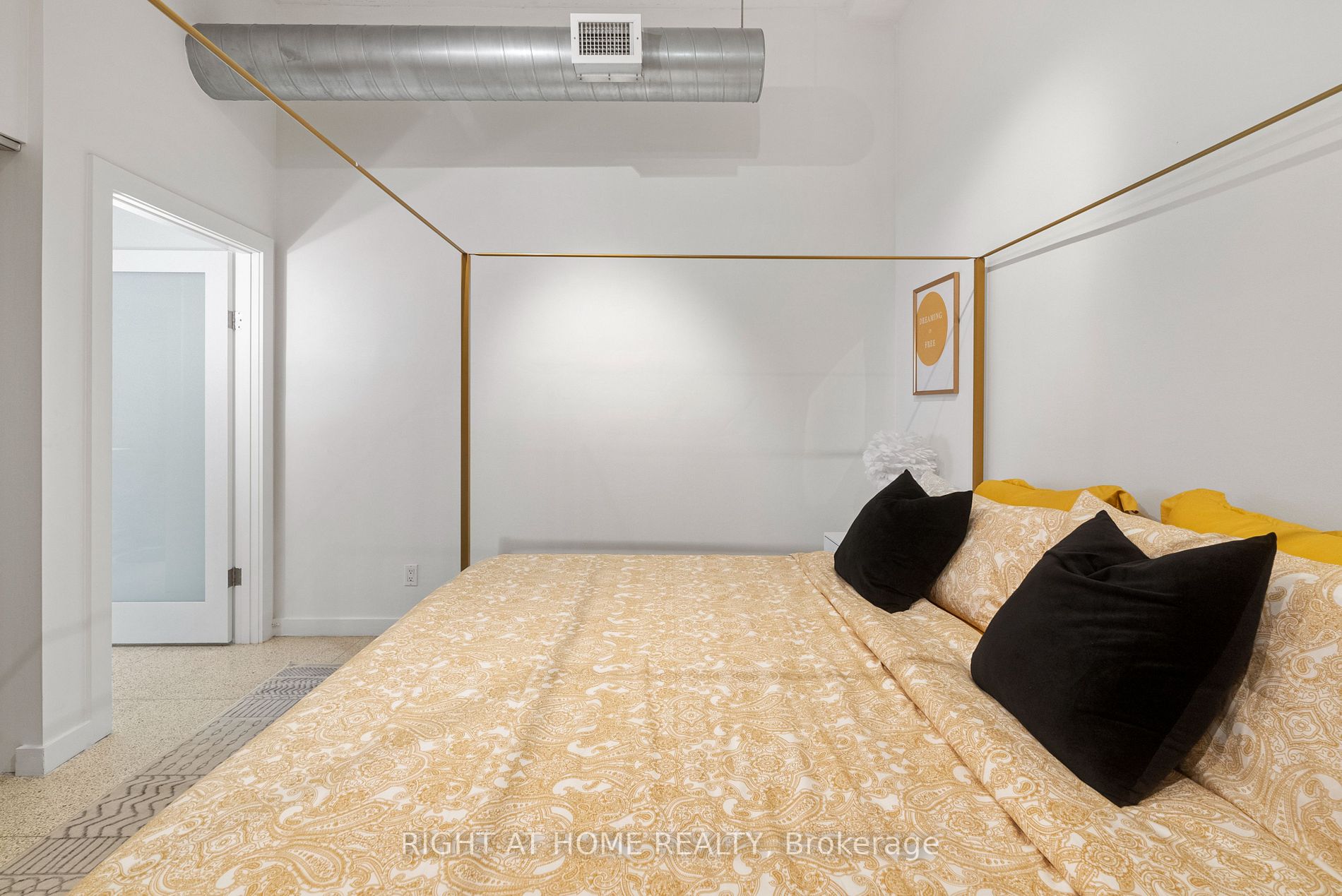 365 Dundas St E, #102