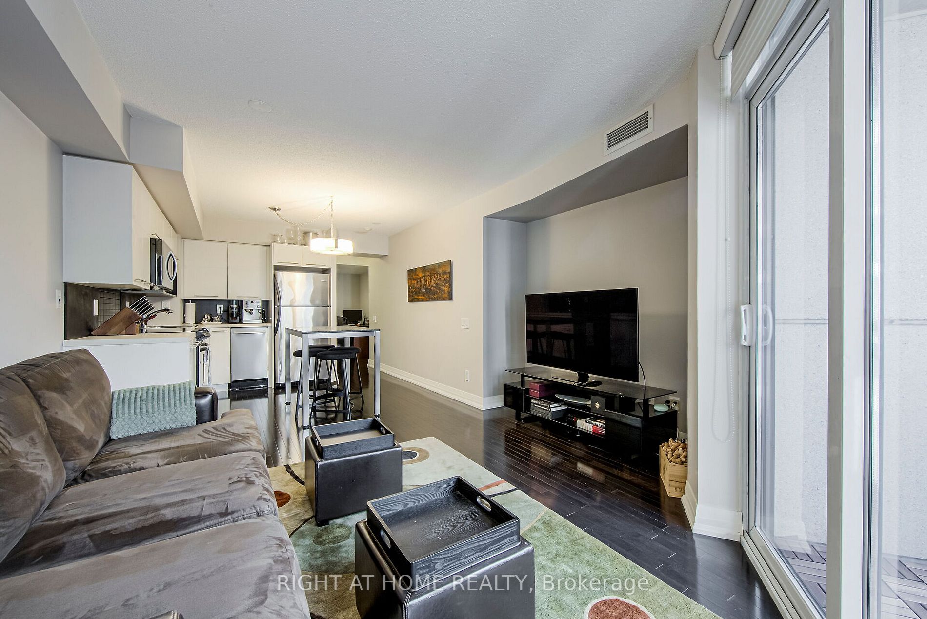 25 Carlton St, #406