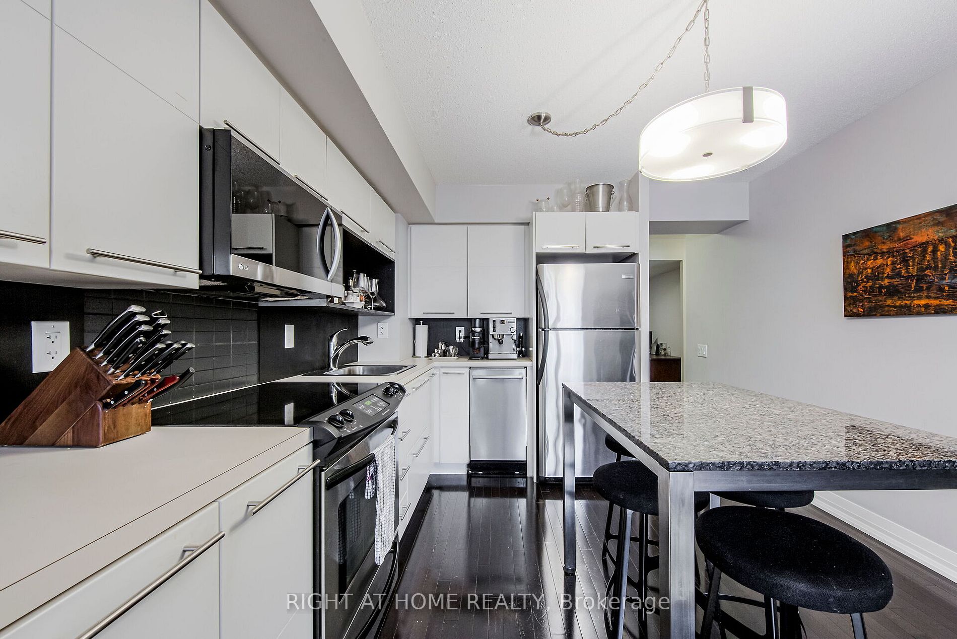 25 Carlton St, #406