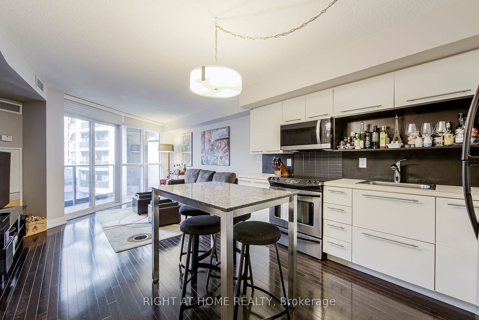 25 Carlton St, #406