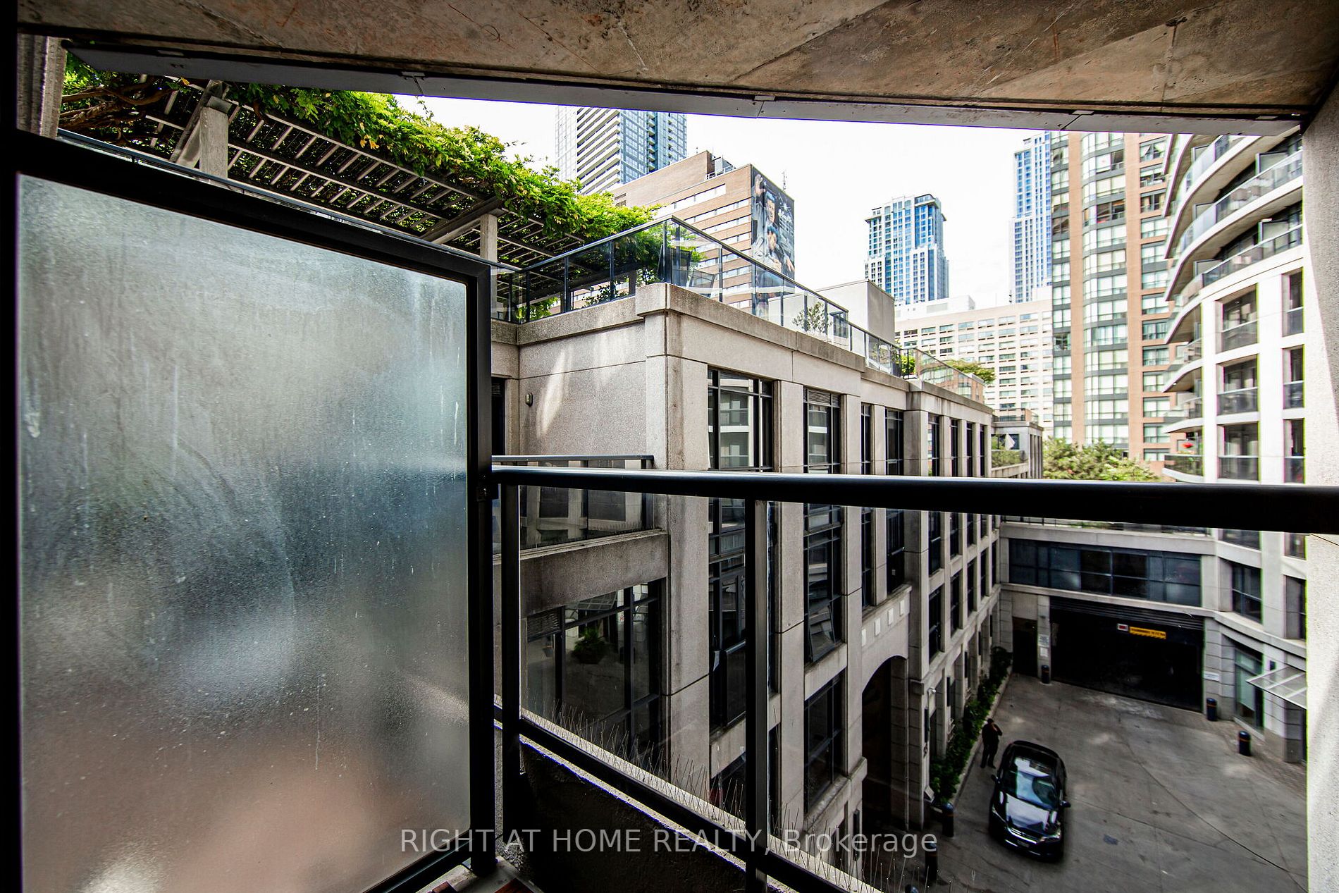 25 Carlton St, #406
