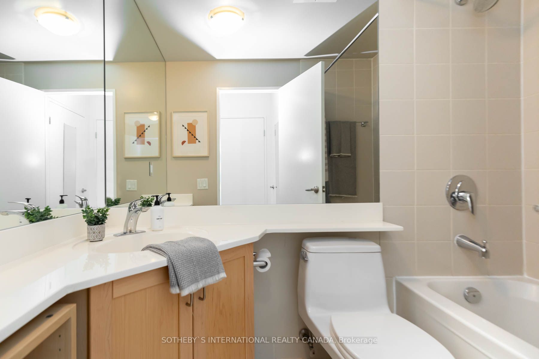 901 Queen St W, #224