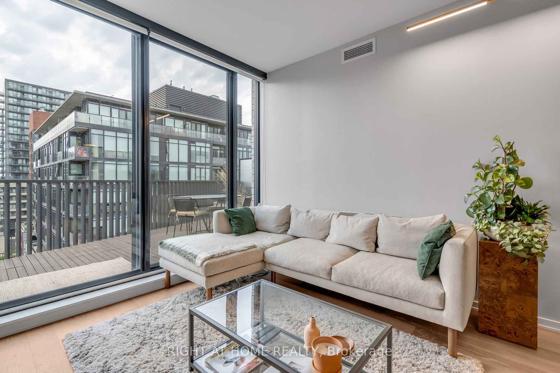 41 Dovercourt Rd, #906
