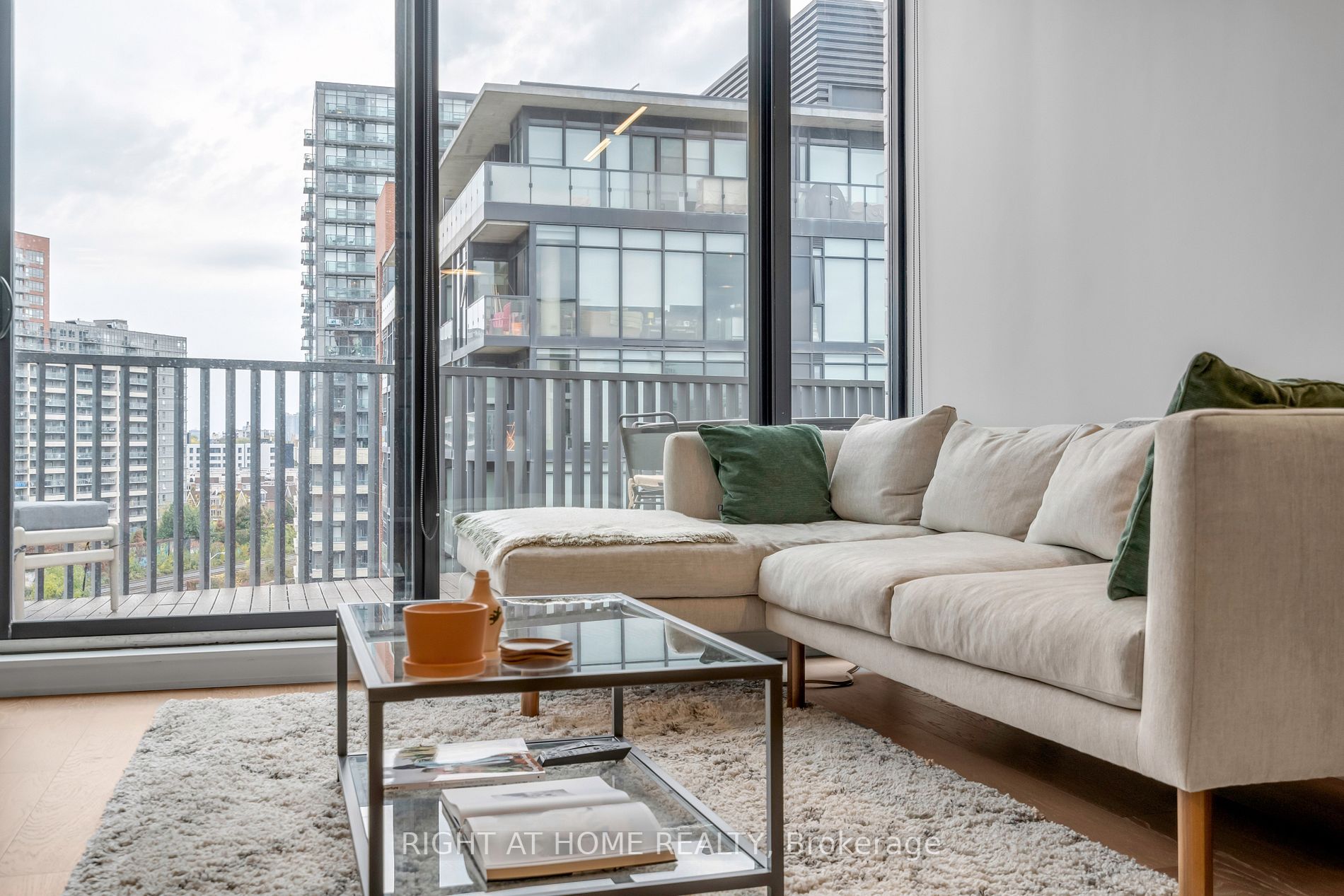 41 Dovercourt Rd, #906