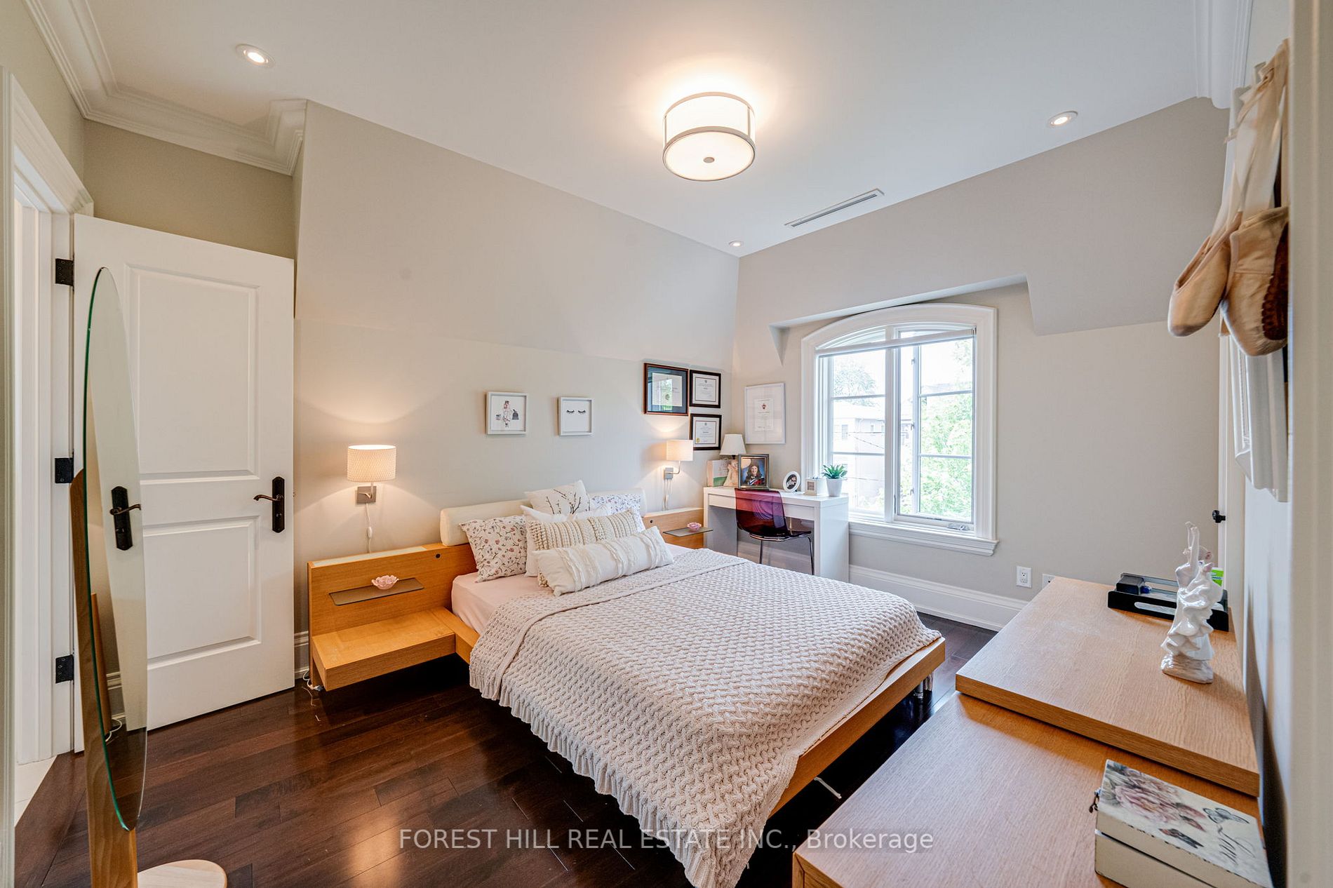 669 Bedford Park
