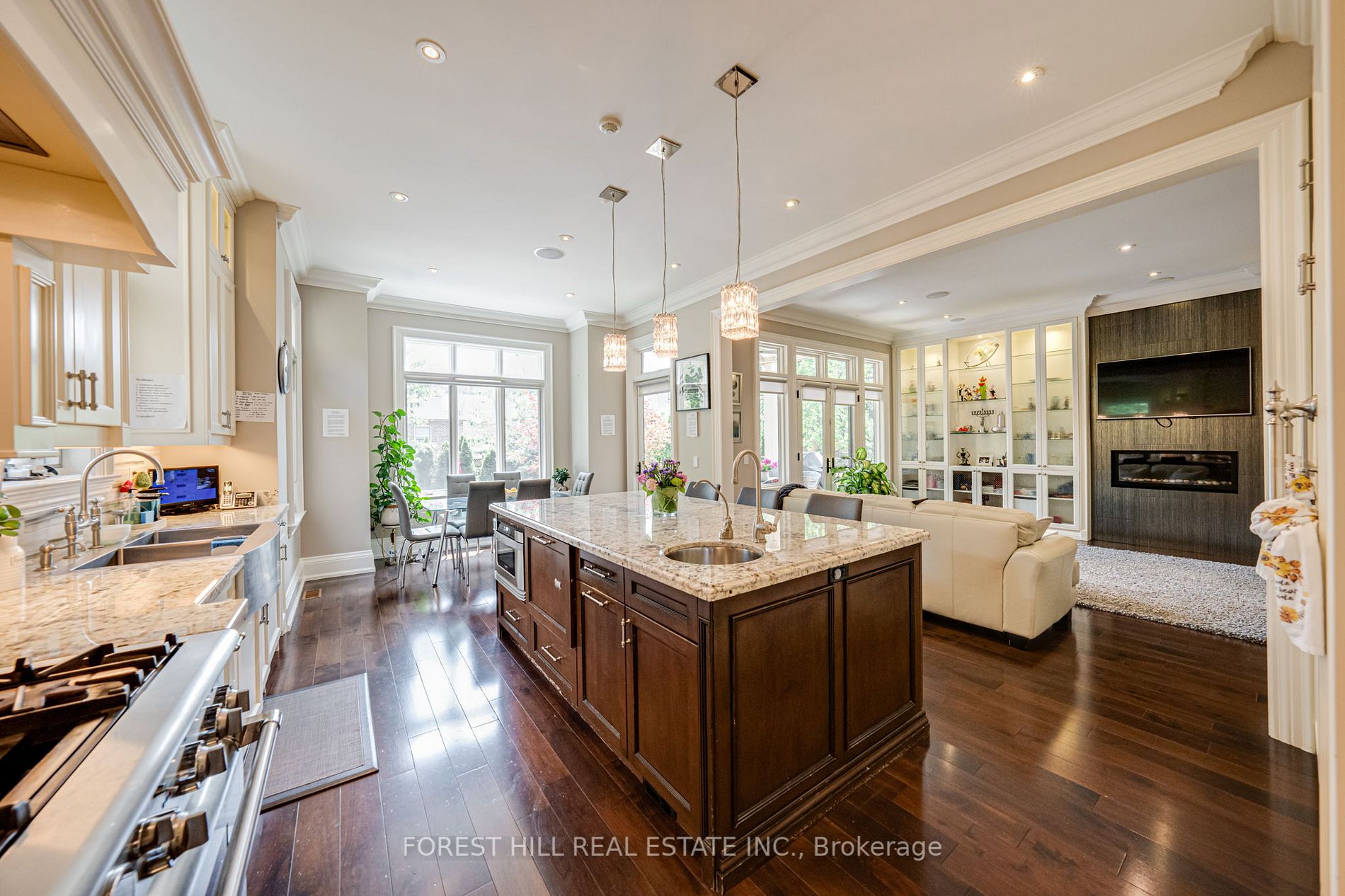 669 Bedford Park