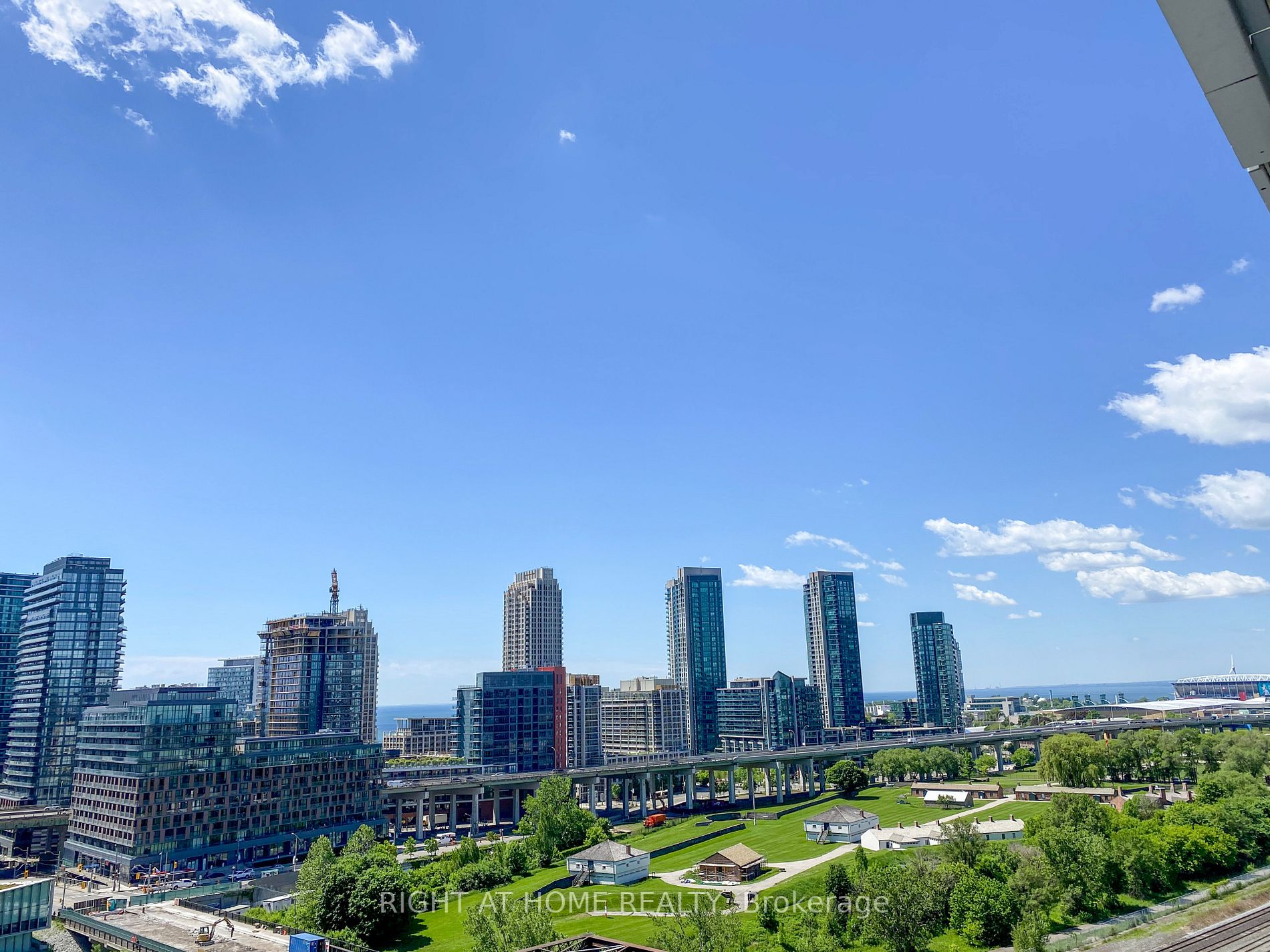 576 Front St W, #1107