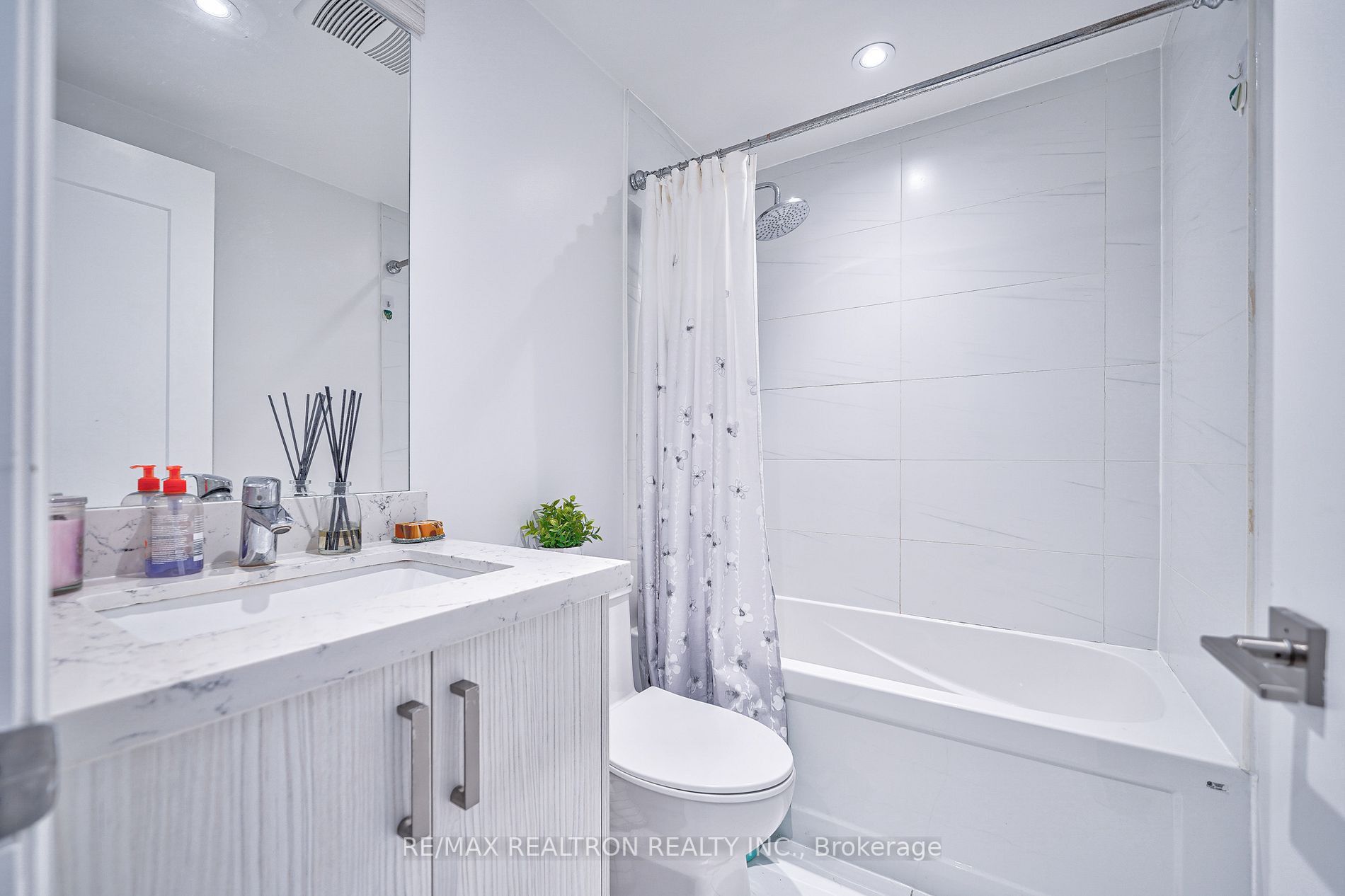 17 Greenbriar Rd, #1