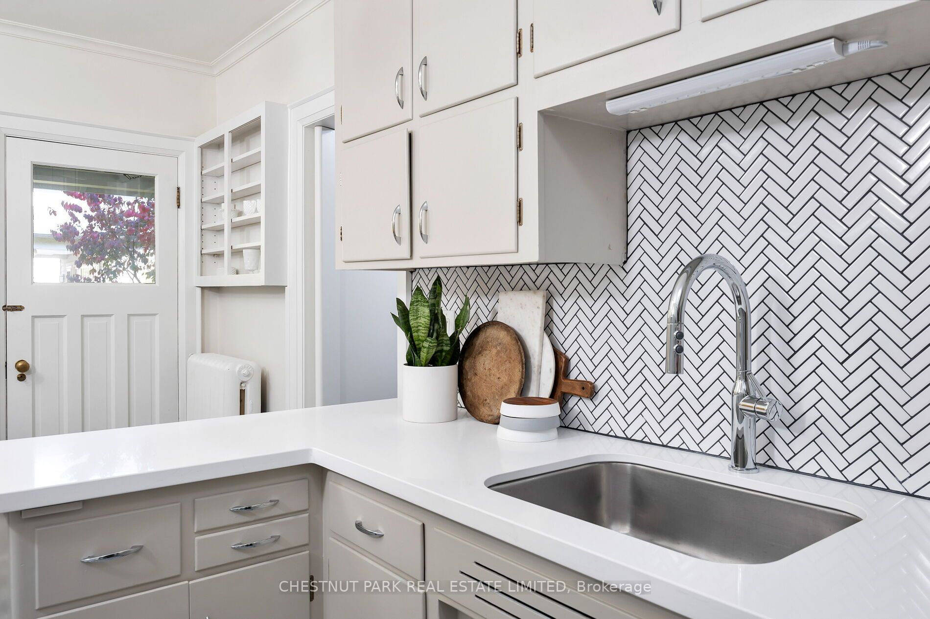 132 Hillsdale Ave W