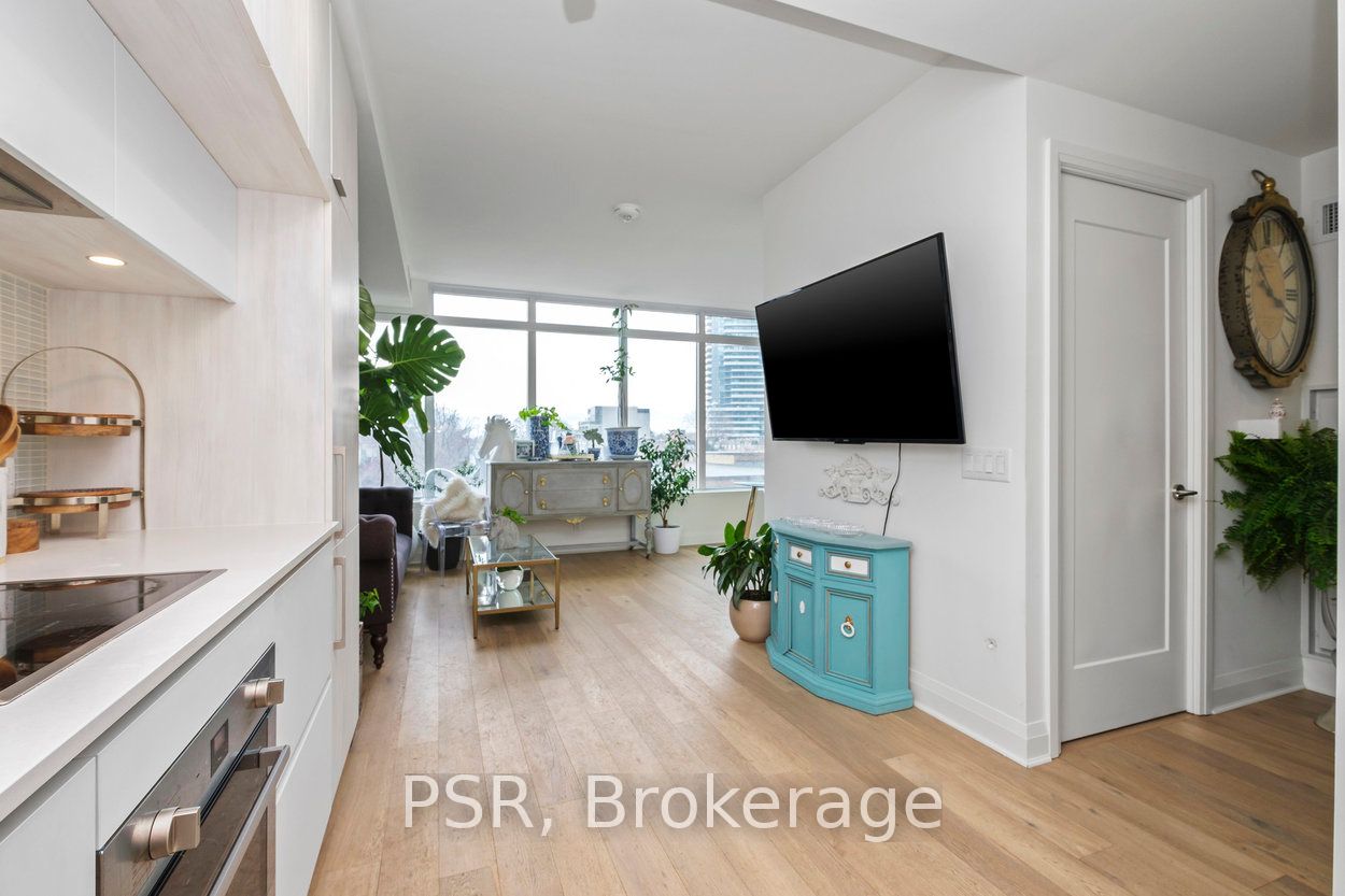 151 Avenue Rd, #410
