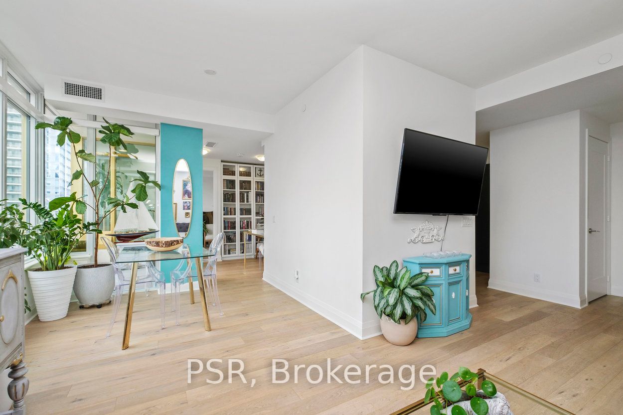 151 Avenue Rd, #410