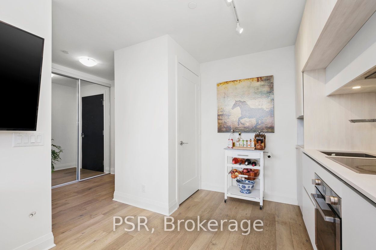 151 Avenue Rd, #410