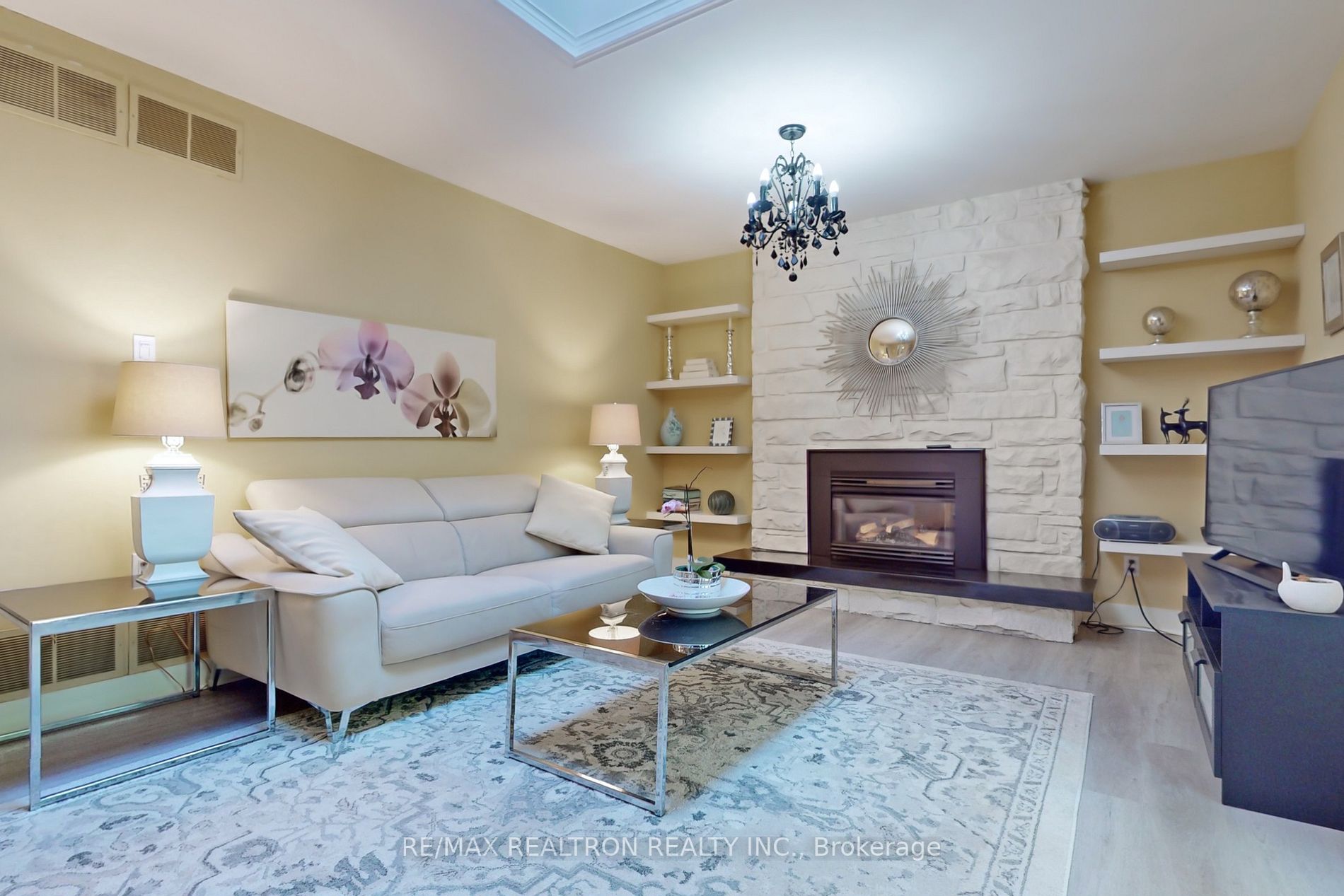 237 Old Yonge St