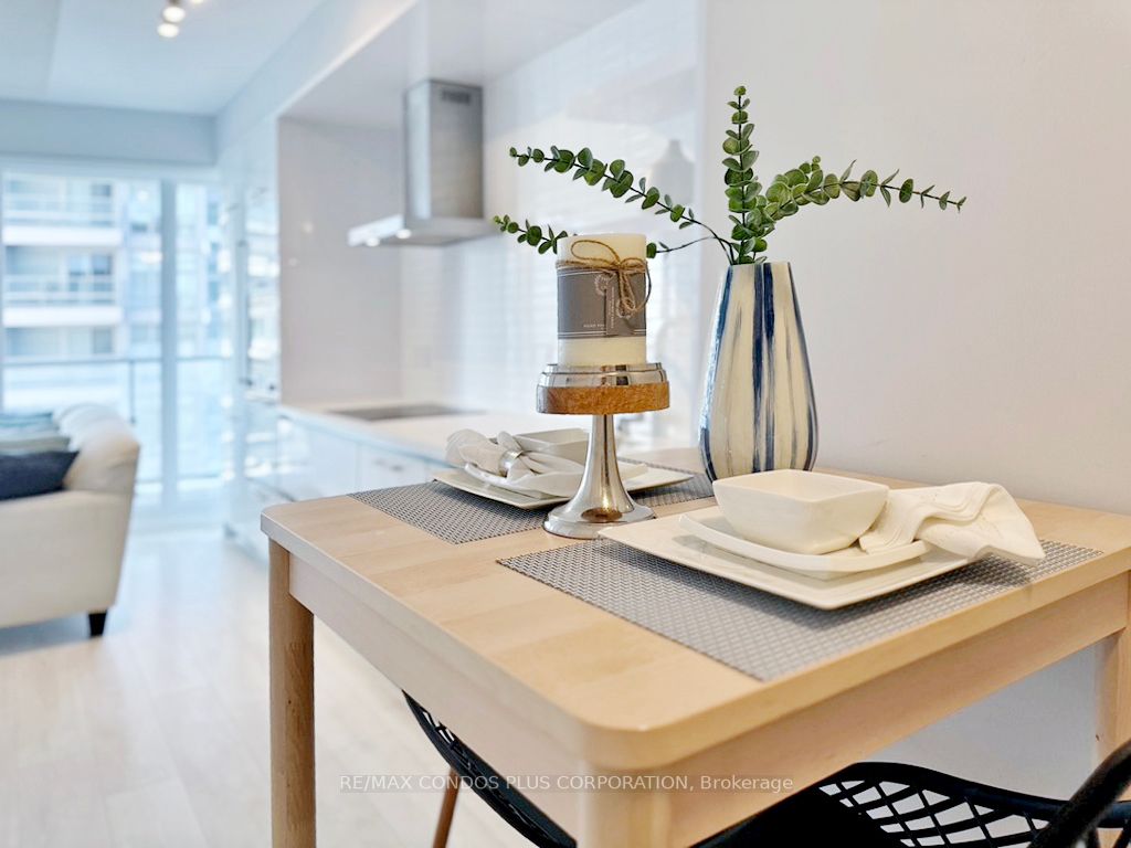 2221 Yonge St, #2006