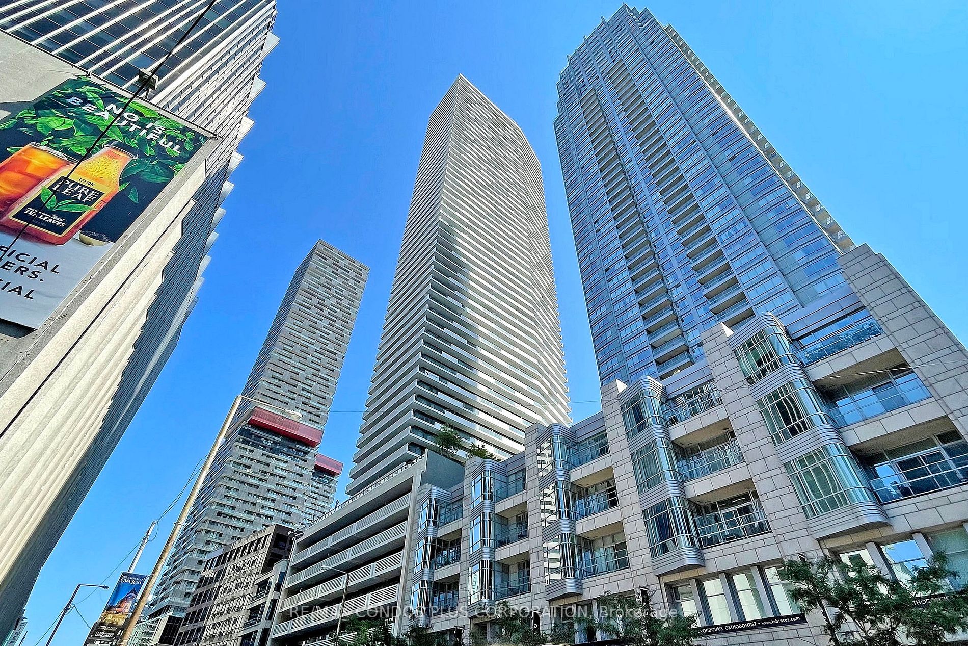 2221 Yonge St, #2006