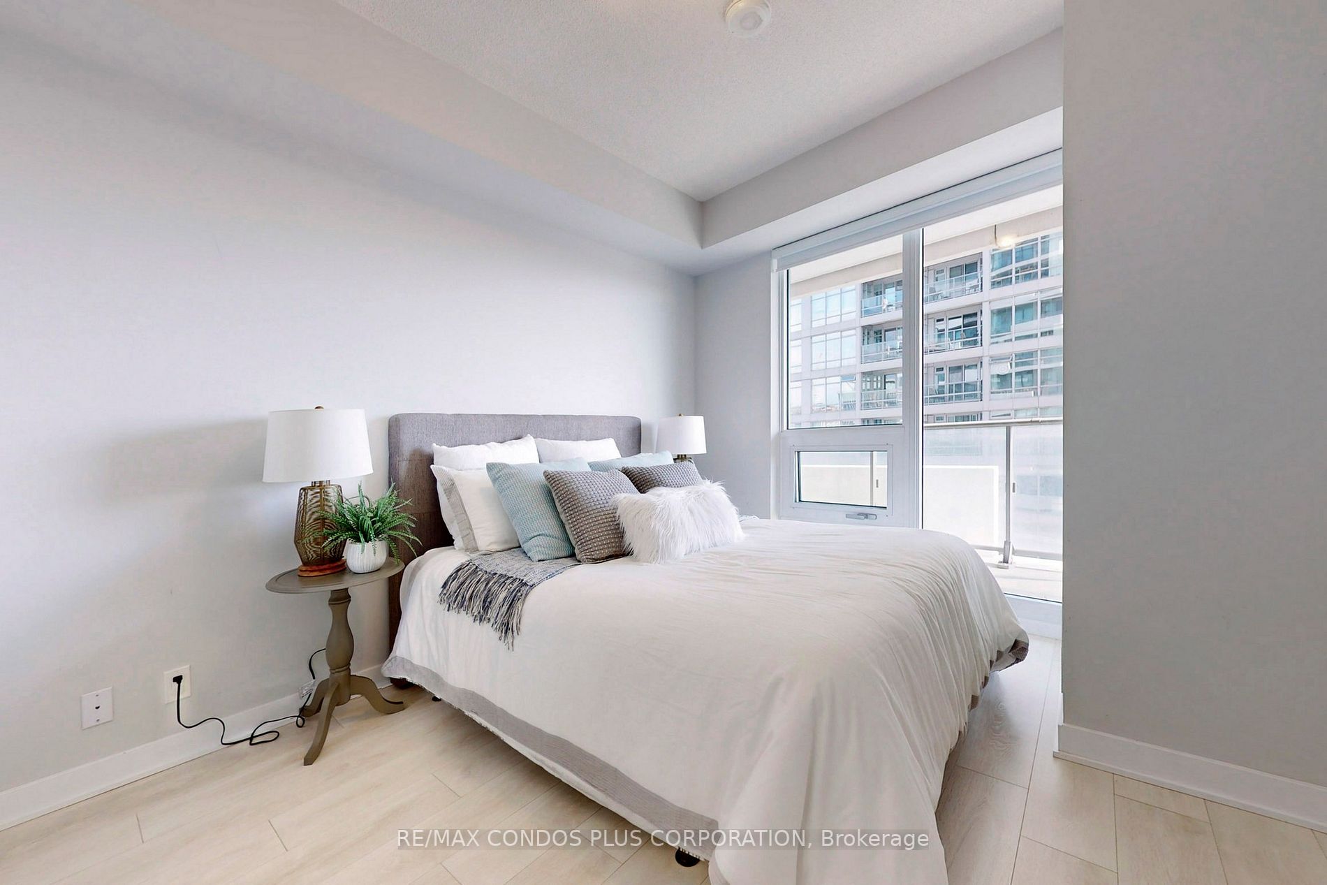 2221 Yonge St, #2006