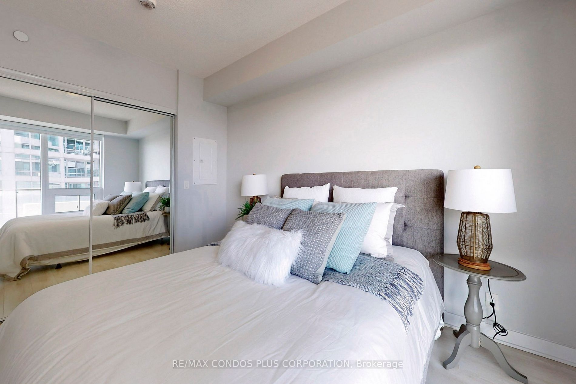 2221 Yonge St, #2006