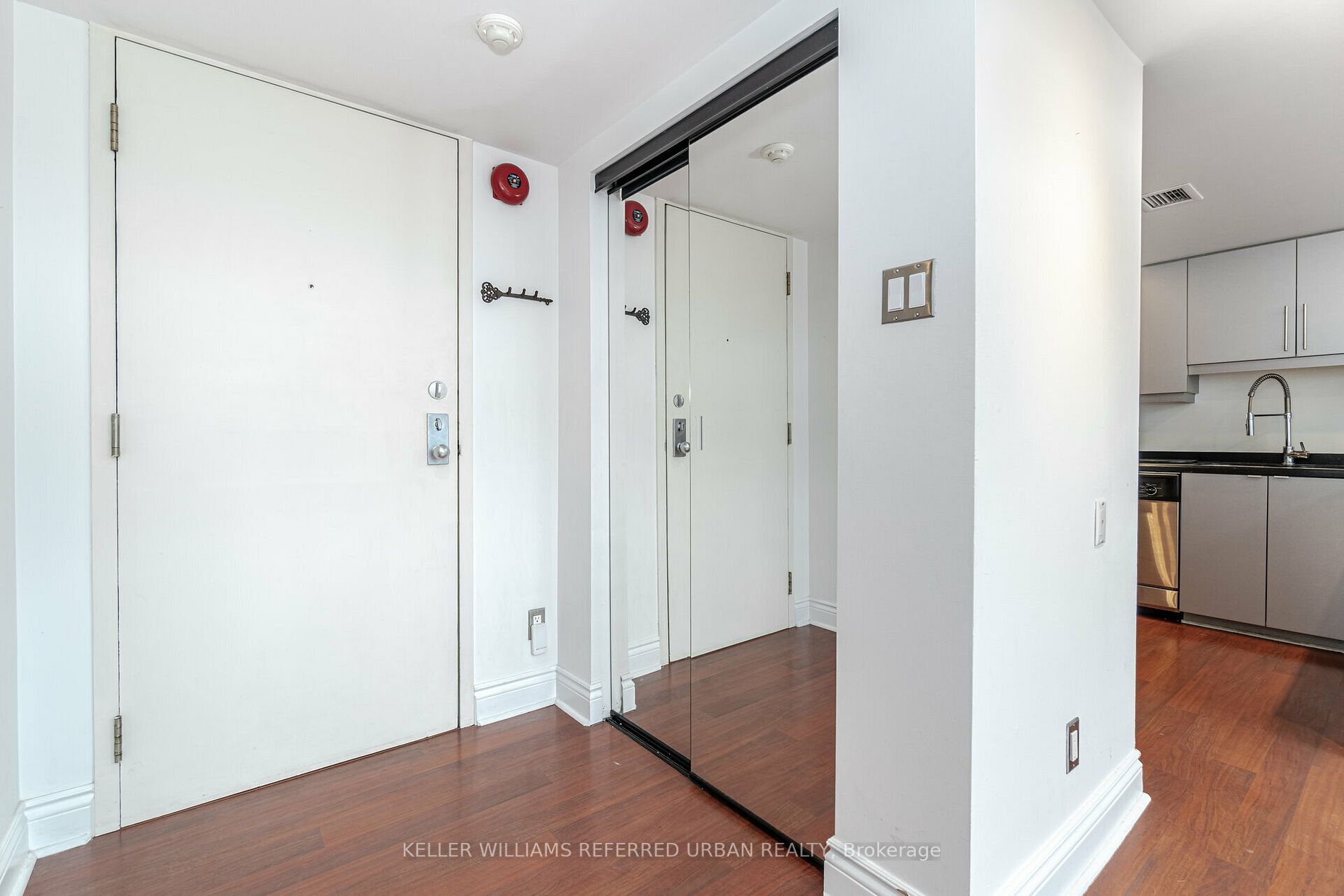 393 King St E, #303