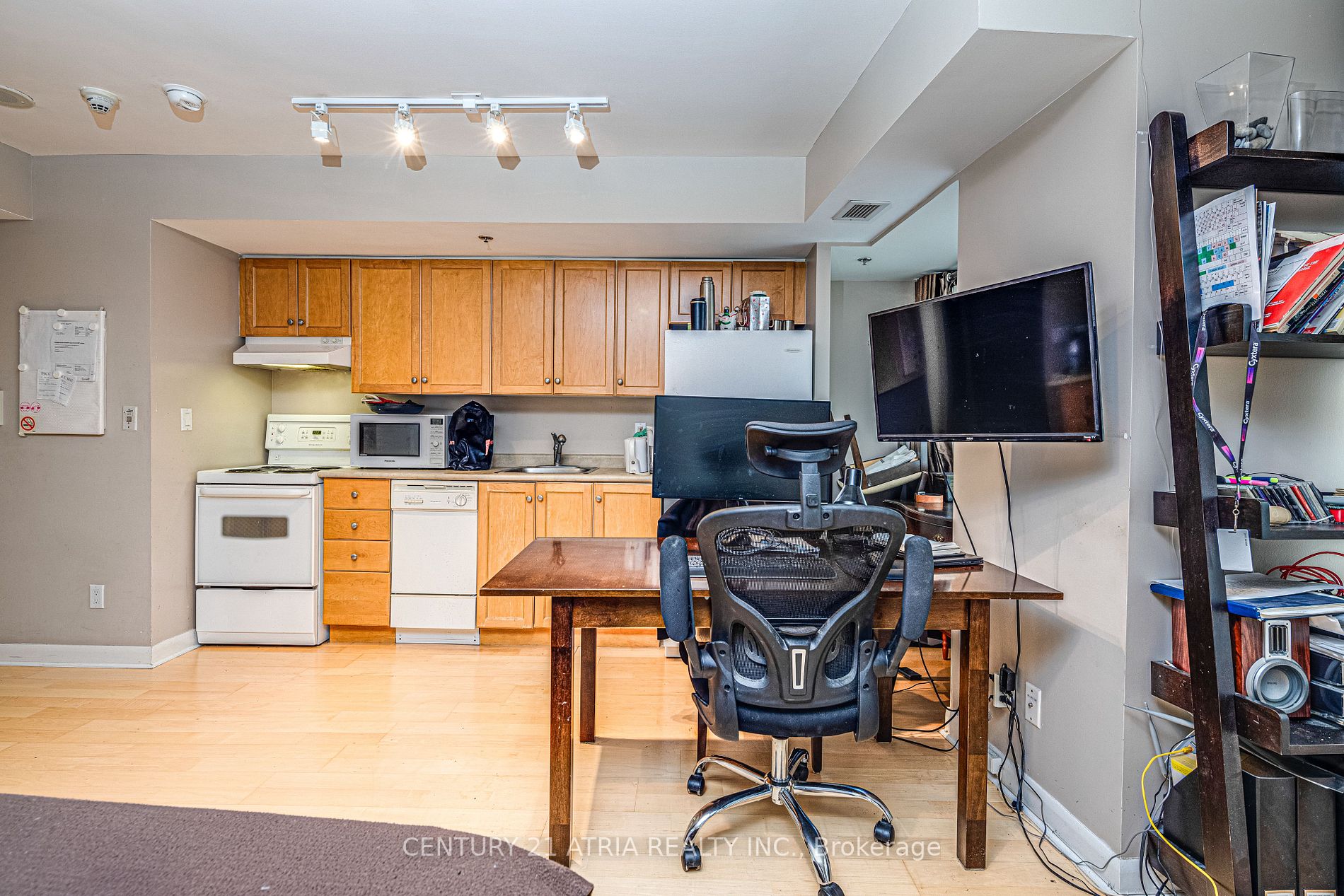 210 Victoria St, #809