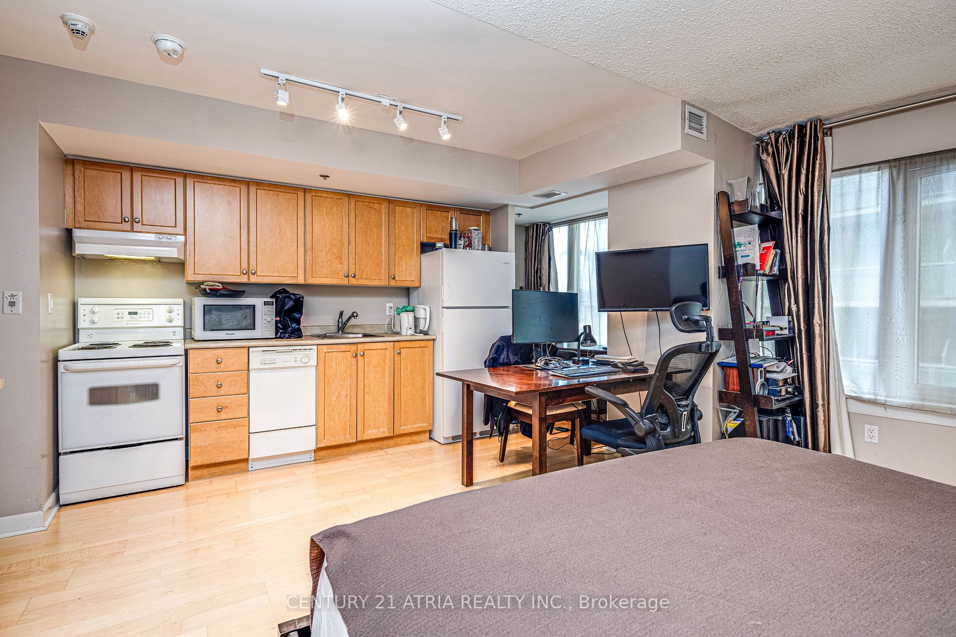 210 Victoria St, #809