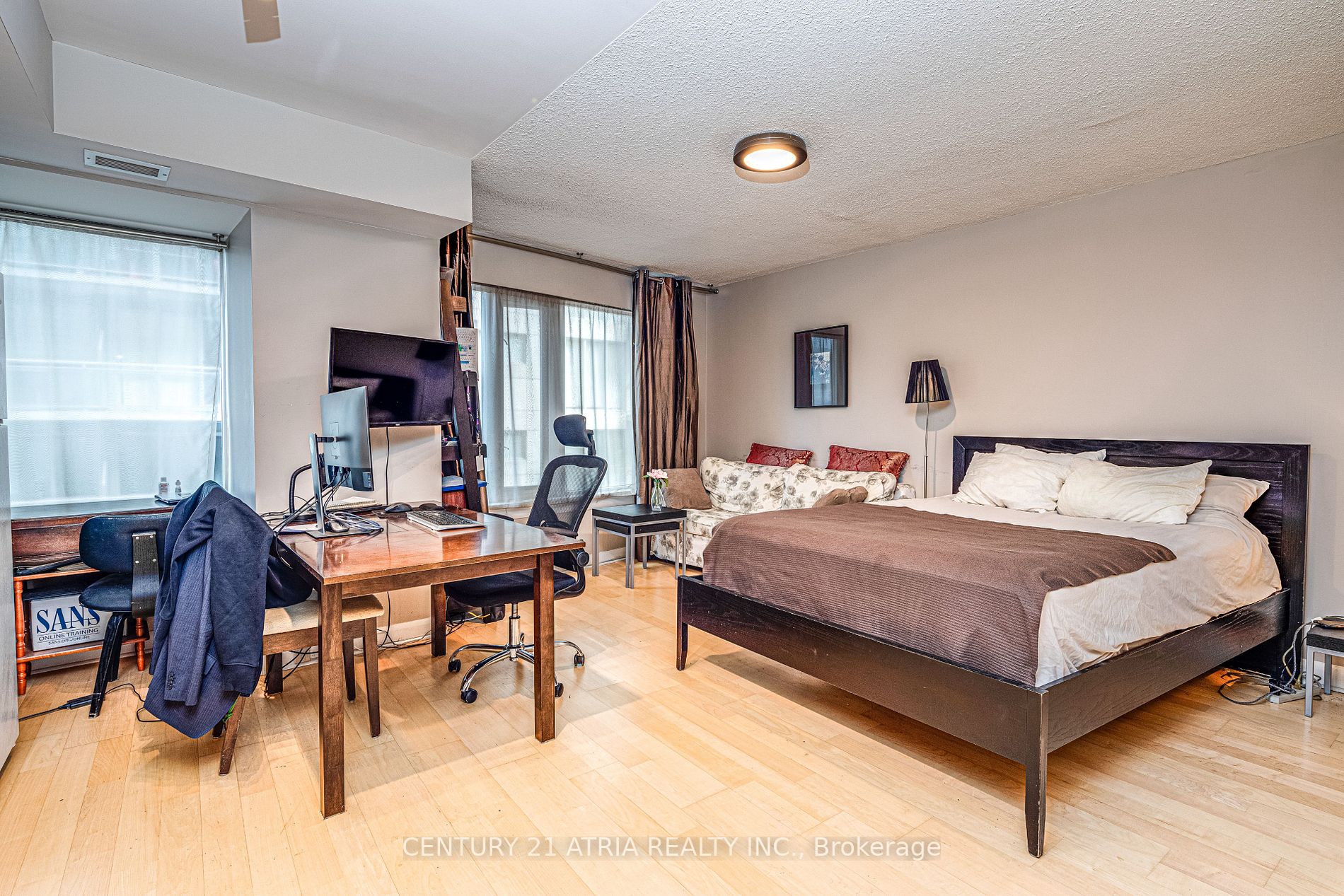 210 Victoria St, #809